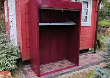 Шкаф с полкой в дер. Волосово, Петушинский р-н, Владимирская обл.