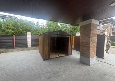 Гараж с двускатной крышей в дер. Поляны, Троицкий адм.окр, г. Москва