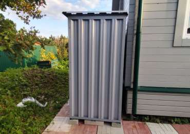 Две дровницы в сигнальном сером цвете в дер. Рождествено, Наро-Фоминский р-н, МО