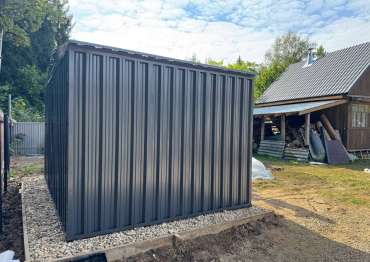 Гараж с двускатной крышей в графитовом цвете в СТ Микробиология, Рузский г.о, МО