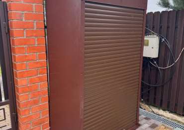 Уличный шкаф в шоколадном цвете в дер. Кореньки, г.о. Клин, МО