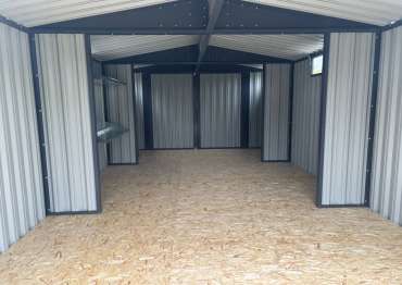 Вместительный гараж с двускатной крышей в дер. Каверино, Боровский мун.окр, Калужская обл.