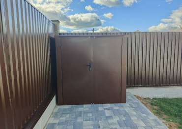 Уличный шкаф для садового инвентаря в пос. Щапово, Краснопахорский р-н, Троицкий адм.окр, МО