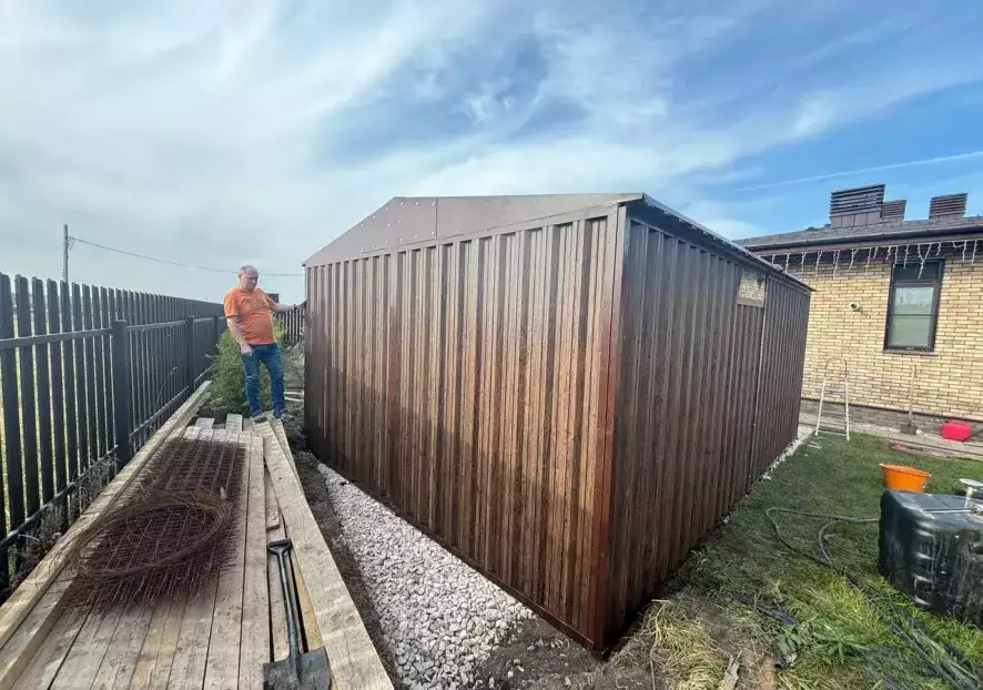 Вместительный гараж с двускатной крышей для хранения квадроцикла, садовой техники и вещей в расцветке "под дерево" Темный дуб в дер. Филимоновка, Заокский р-н, Тульская обл.