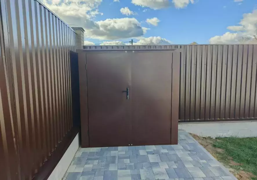 Уличный шкаф для садового инвентаря в пос. Щапово, Краснопахорский р-н, Троицкий адм.окр, МО