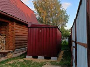 Хозблок для велосипедов, садовой техники и хозяйственных вещей в ярком винном цвете в дер. Амирово, Раменский р-н, МО