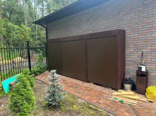 Роллетный шкаф для хозяйственных принадлежностей в шоколадном цвете в дер. Власово, Раменский г.о., МО