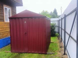 Хозблок для хозяйственных вещей в винно-красном цвете в дер. Сорокино, Талдомский р-н, МО