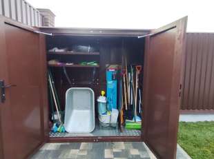 Уличный шкаф для садового инвентаря в шоколадном цвете в пос. Щапово, Краснопахорский р-н, Троицкий адм.окр, МО